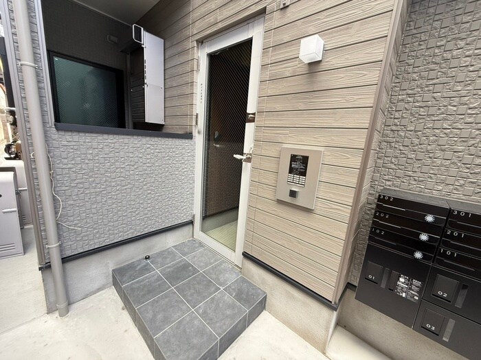 物件外観写真3　(エントランス部分)