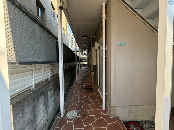 物件外観写真6　(エントランス部分)