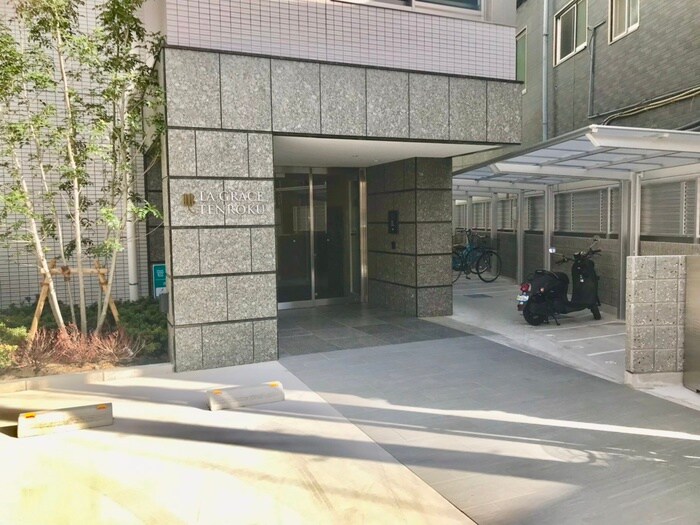 物件外観写真2　(エントランス部分)