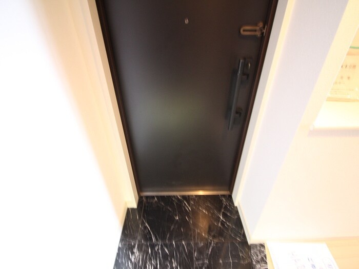 物件内観写真16　(玄関)