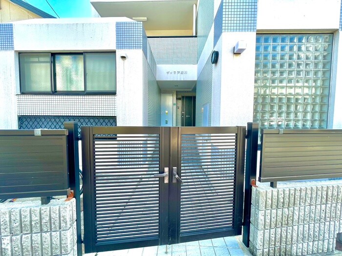 物件外観写真3　(エントランス部分)