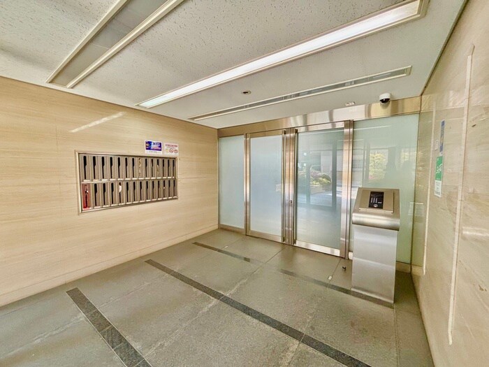 物件外観写真2　(エントランス部分)