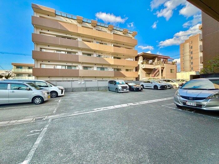 物件外観写真6　(駐車場)