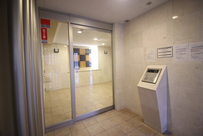 物件外観写真2　(エントランス部分)