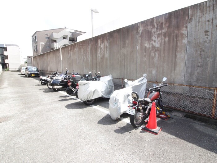 物件外観写真5　(バイク置き場)