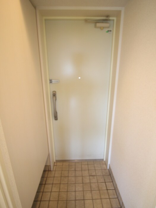 物件内観写真2　(玄関)