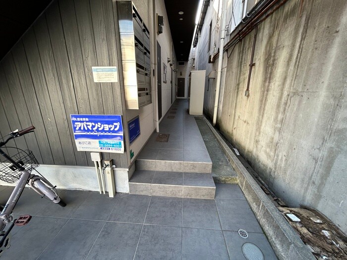 物件外観写真2　(エントランス部分)