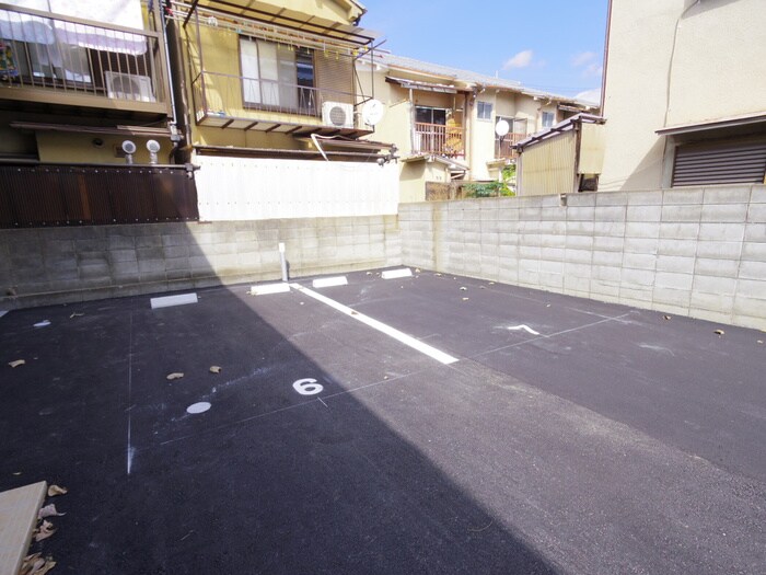 物件外観写真5　(駐車場)