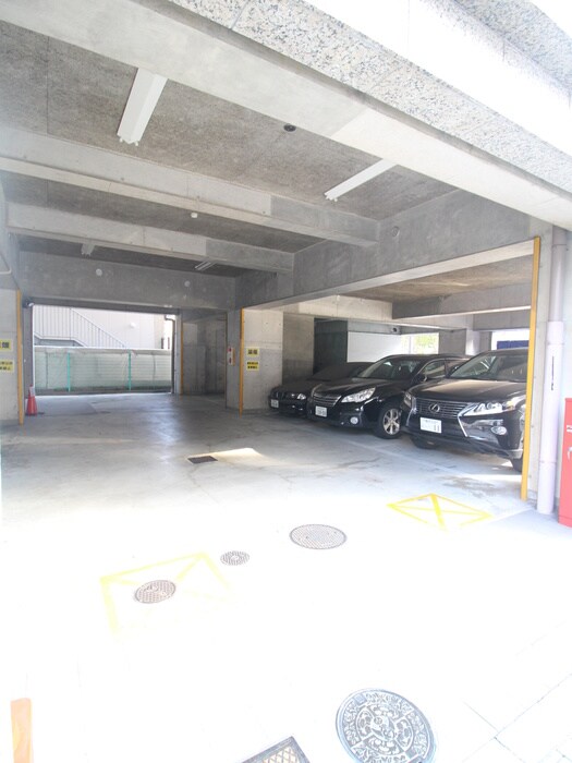 物件外観写真3　(駐車場)