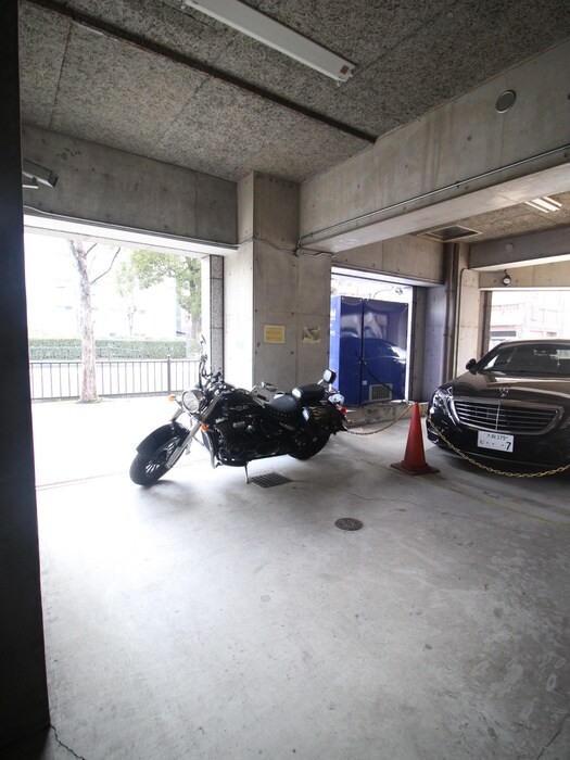 物件外観写真4　(バイク置き場)