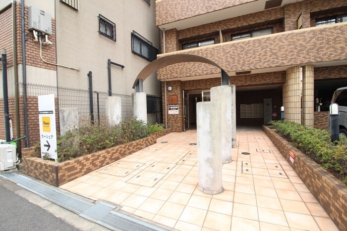 物件外観写真2　(エントランス部分)