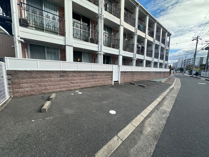 物件外観写真4　(駐車場)