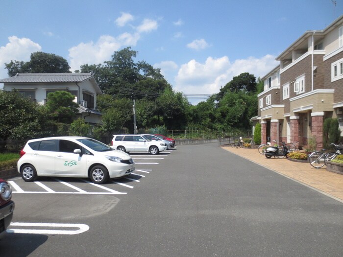 物件外観写真5　(駐車場)