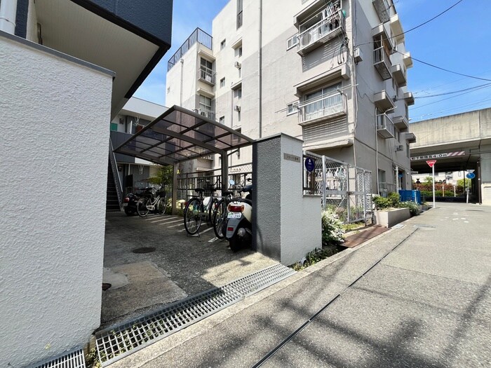 物件外観写真5　(エントランス部分)