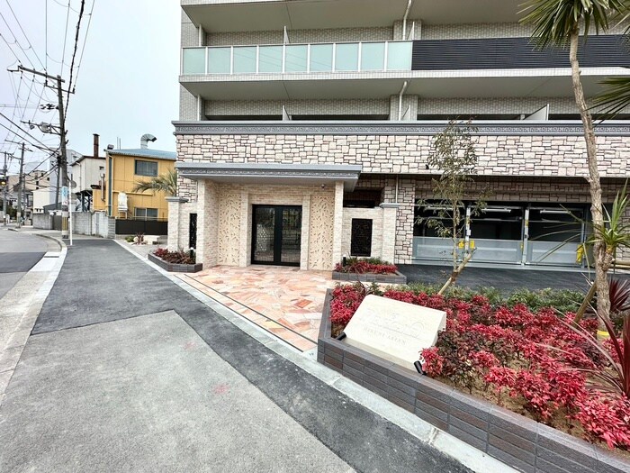 物件外観写真2　(エントランス部分)