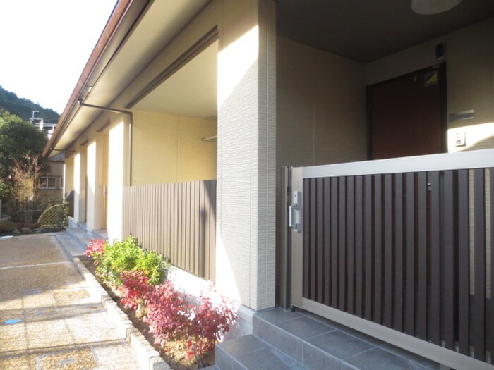 物件外観写真6　(エントランス部分)