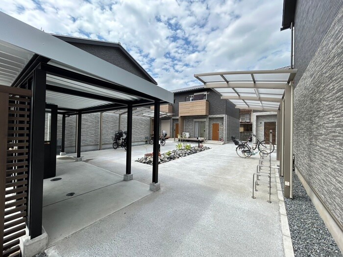 物件外観写真2　(エントランス部分)