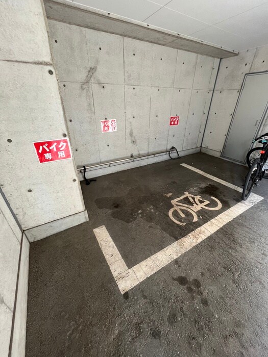 物件外観写真3　(バイク置き場)