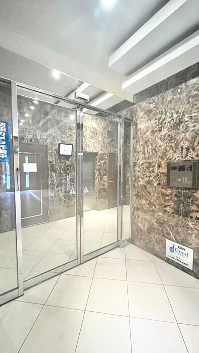 物件外観写真2　(エントランス部分)