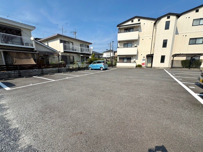 物件外観写真2　(駐車場)