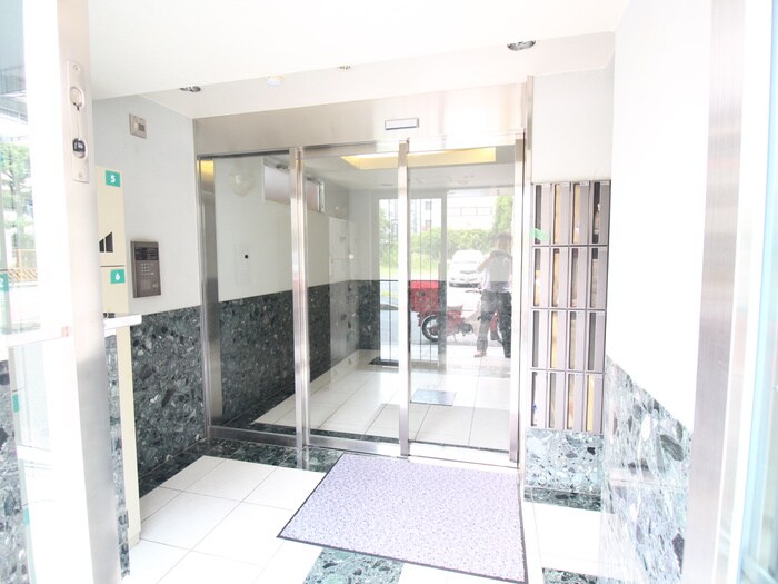 物件外観写真4　(エントランス部分)