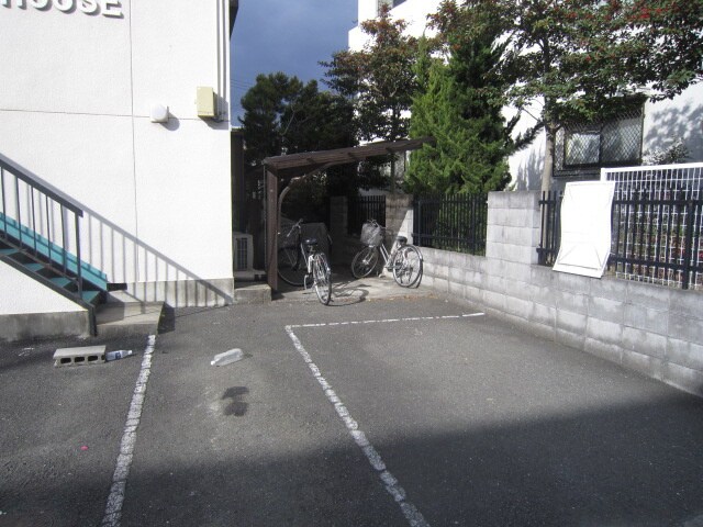 物件外観写真2　(駐車場)