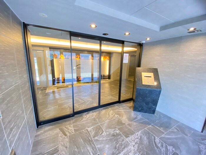 物件外観写真2　(エントランス部分)