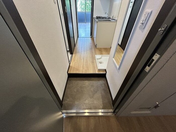 物件内観写真2　(玄関)