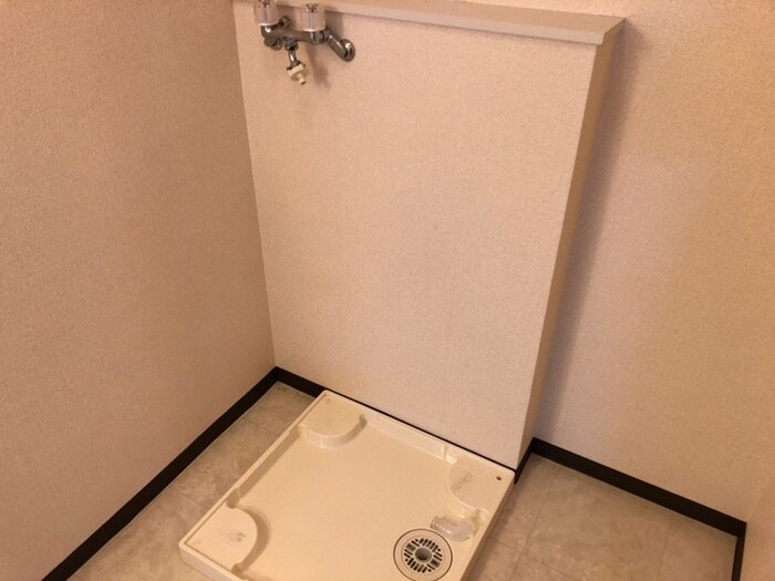 物件内観写真16　(洗濯機置場)