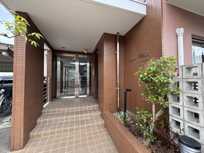 物件外観写真4　(エントランス部分)