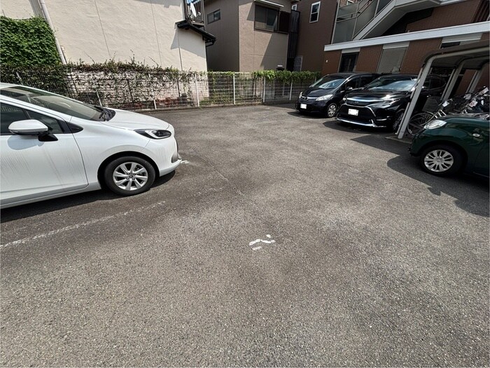物件外観写真5　(駐車場)