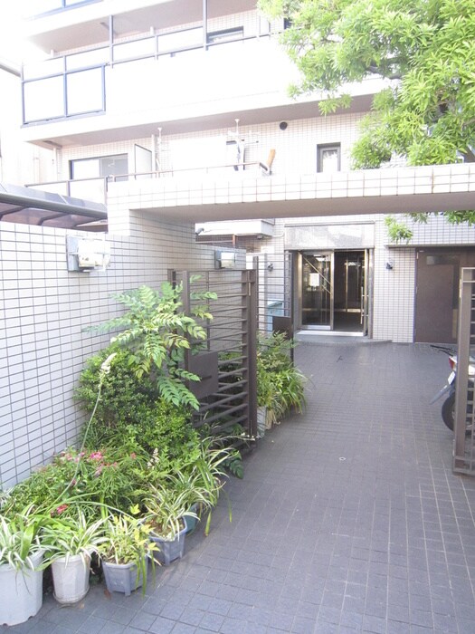 物件外観写真2　(エントランス部分)