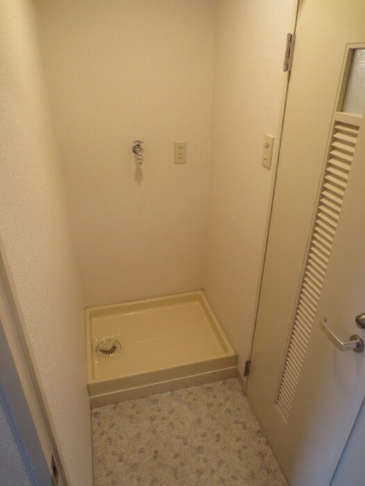 物件内観写真12　(洗濯機置場)