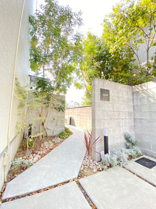 物件外観写真3　(エントランス部分)