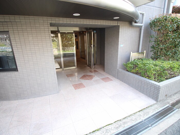 物件外観写真6　(エントランス部分)