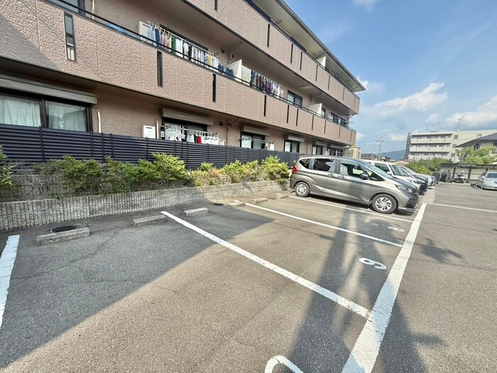 物件外観写真4　(駐車場)