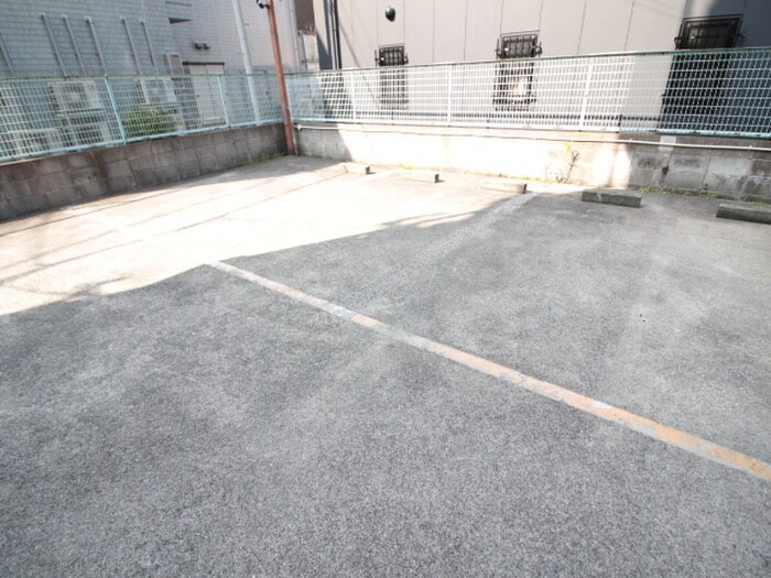 物件外観写真3　(駐車場)