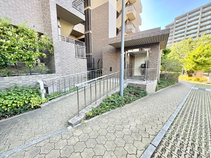 物件外観写真2　(エントランス部分)