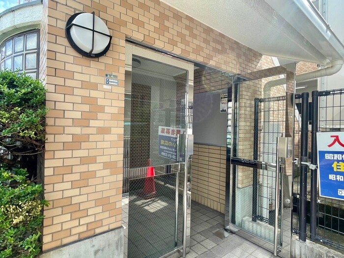 物件外観写真3　(エントランス部分)