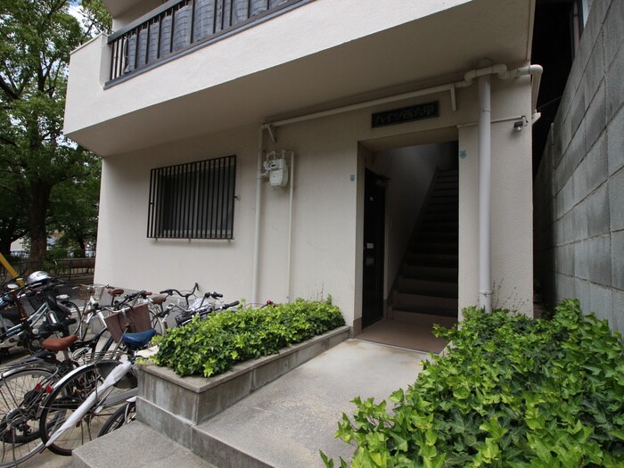 物件外観写真2　(エントランス部分)