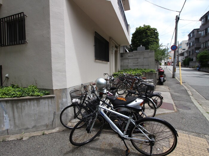物件外観写真4　(駐輪場)