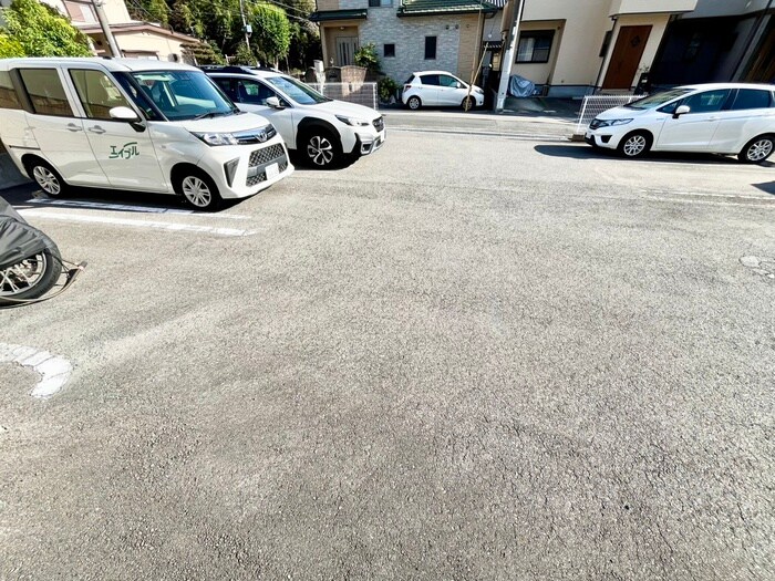 物件外観写真5　(駐車場)