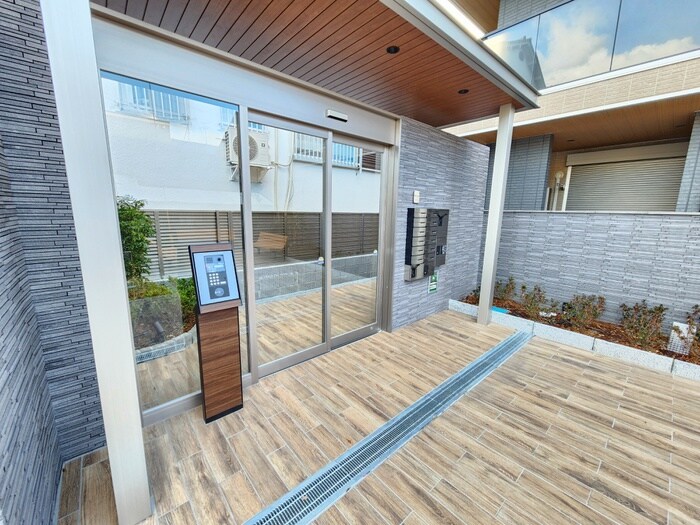 物件外観写真2　(エントランス部分)