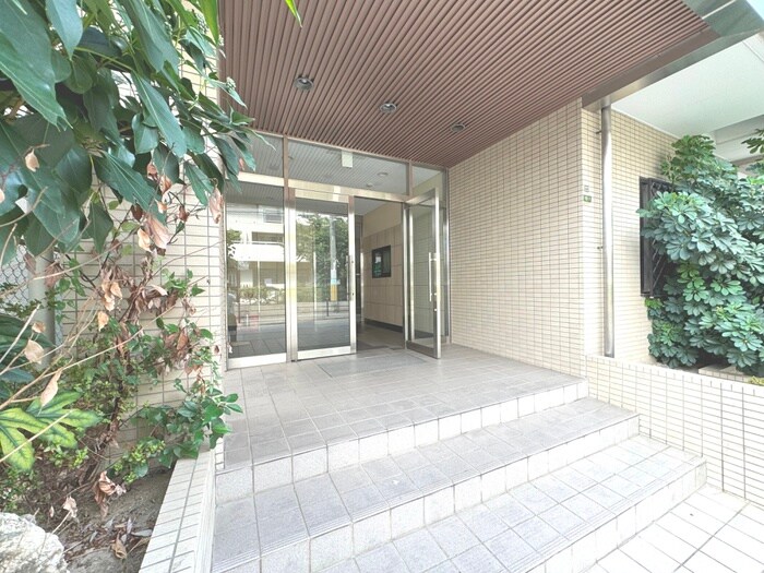物件外観写真2　(エントランス部分)