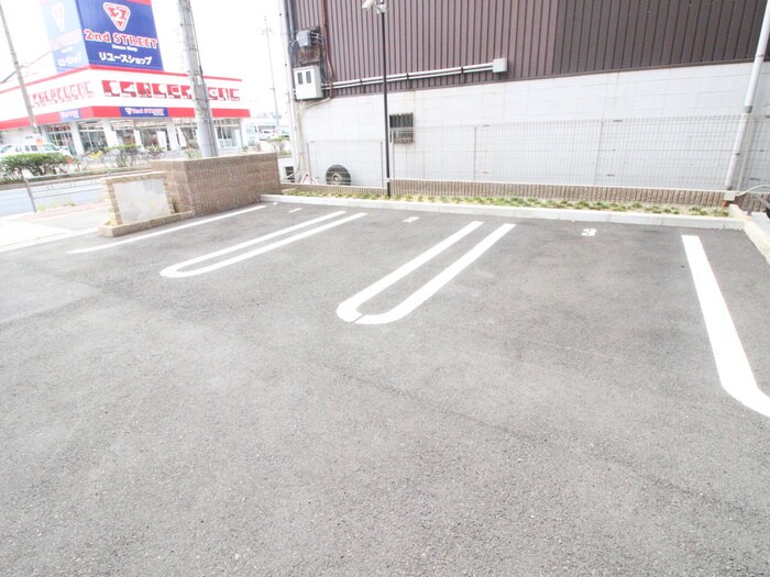 物件外観写真3　(駐車場)
