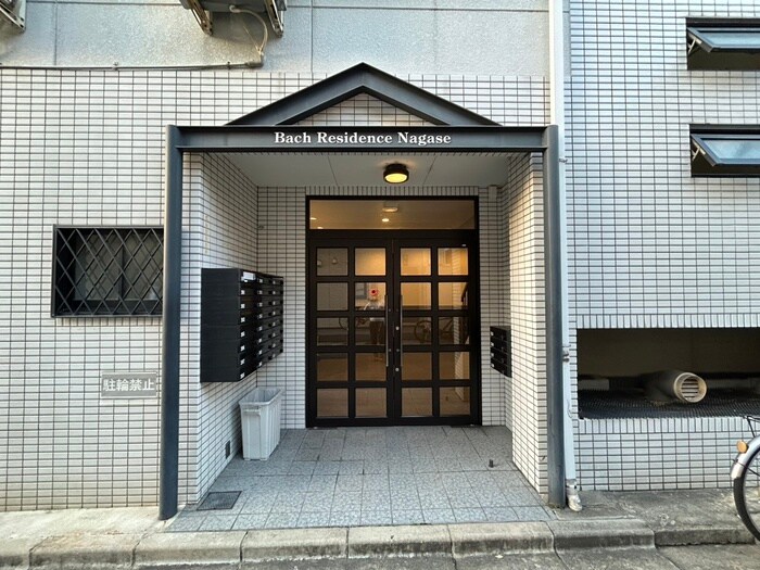 物件外観写真4　(エントランス部分)