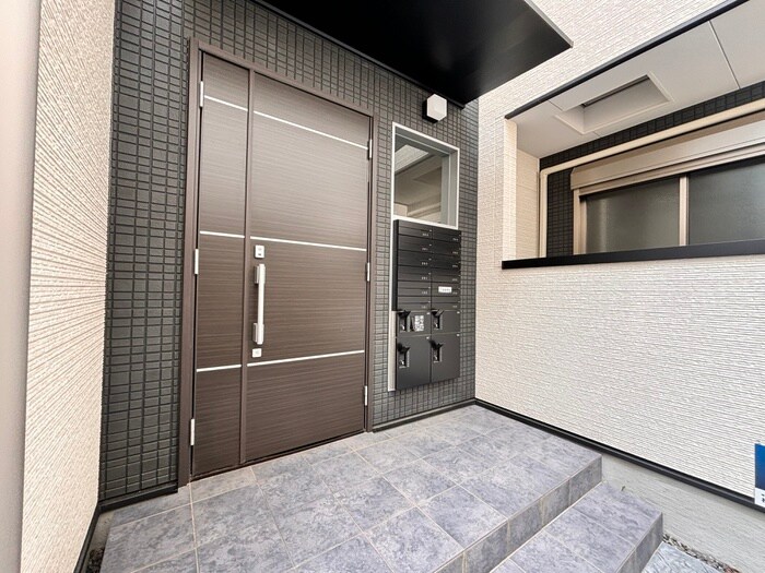 物件外観写真2　(エントランス部分)