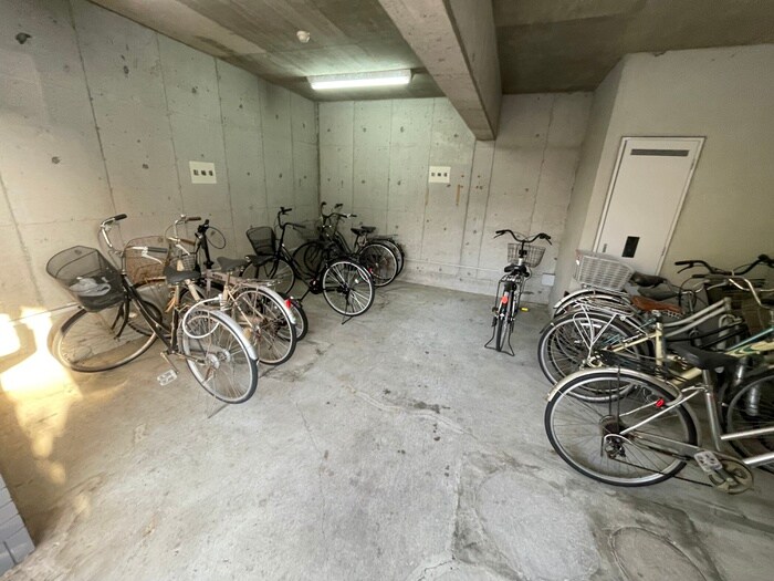 物件外観写真4　(駐輪場)