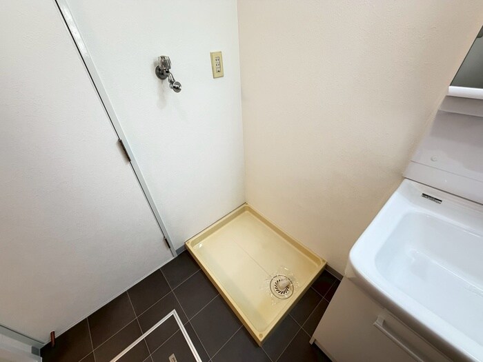 物件内観写真16　(洗濯機置場)