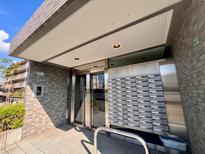 物件外観写真3　(エントランス部分)